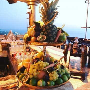 ΣΦΥΡΗΛΑΤΗ ΧΡΥΣΗ ΕΤΑΖΕΡΑ ΜΕ ΦΡΟΥΤΑ ΣΕ BAR Υ46εκ