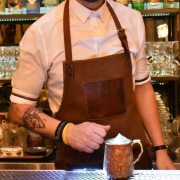 Ποδιά ολόσωμη, καμβάς καφέ χρώμα με 100% δερμάτινες καφέ τσέπες