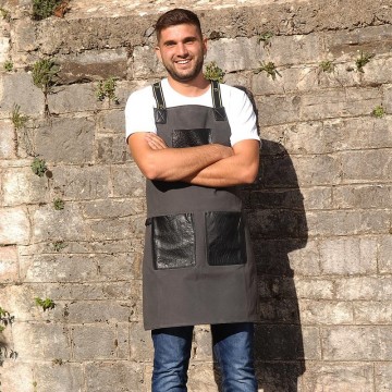 Ποδιά με τιράντες ολόσωμη, καμβάς γκρι χρώμα με 100% δερμάτινες μαύρες τσέπες