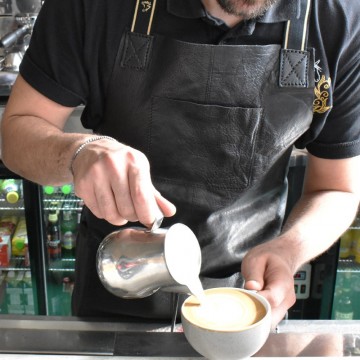 Ποδιά ολόσωμη 100% δέρμα μαύρο με τιράντες