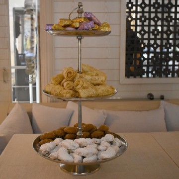 Ποικιλία γλυκών σε Εταζέρα Αλουμινίου 3 Επιπέδων 73.5εκ(Υ) , Φ43εκ