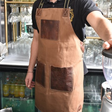 Ποδιά με τιράντες ολόσωμη, καμβάς καφέ χρώμα με 100% δερμάτινες καφέ τσέπες