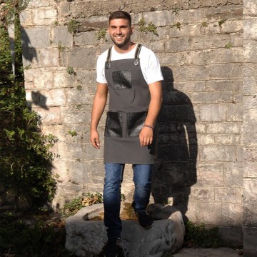 Ποδιά με τιράντες ολόσωμη, καμβάς γκρι χρώμα με 100% δερμάτινες μαύρες τσέπες